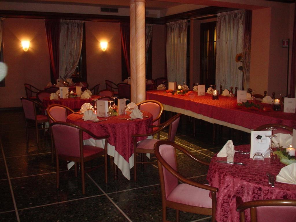 Albergo Ristorante Flora Vittorio Veneto Dış mekan fotoğraf